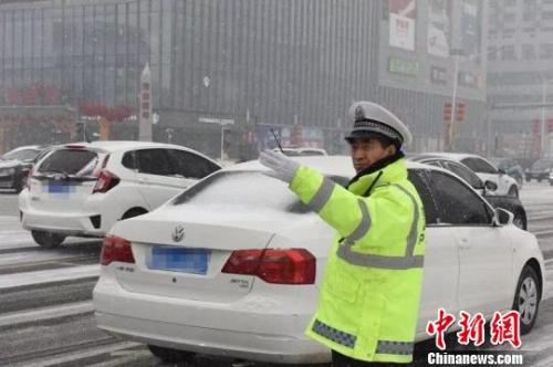 图为在雪中执勤的河北交警。警方供图 图为在雪中执勤的河北交警。警方供图