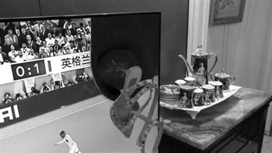 球迷熬夜看球 妻子怒砸电视 高跟鞋击穿世界