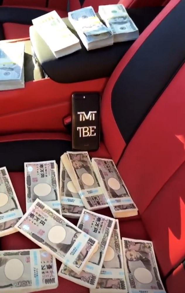 梅威瑟ko格斗神童后,在劳斯莱斯车内堆满日元,炫耀财富!