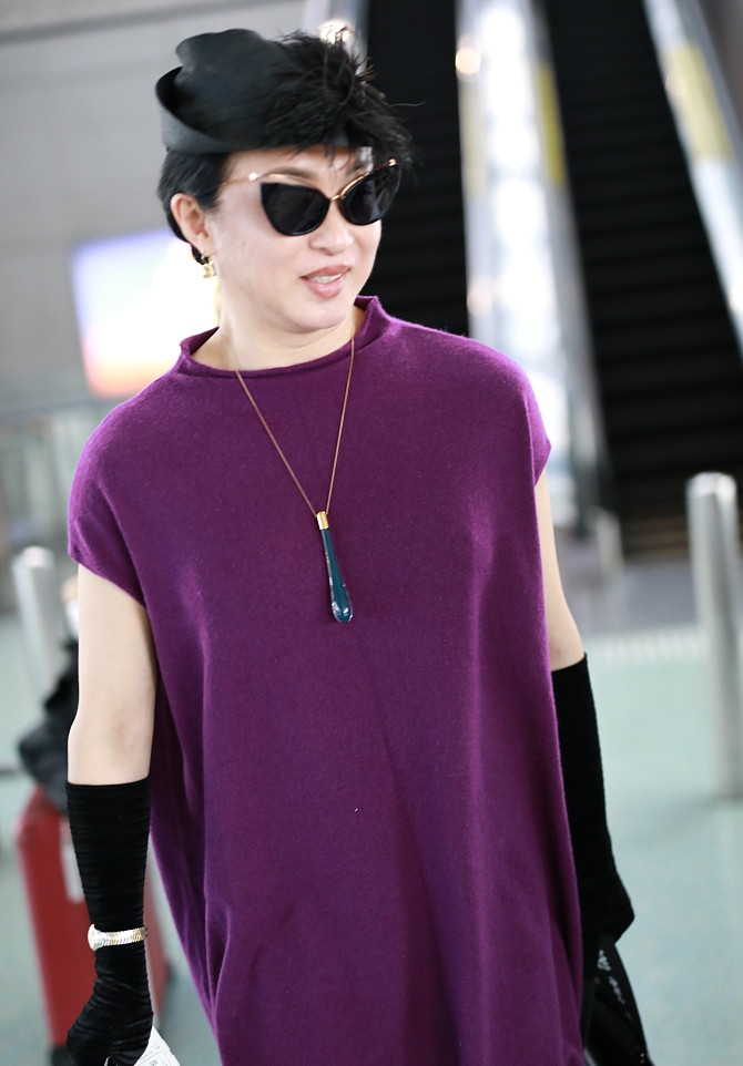 金星近照长裙阔腿裤暴露颈纹,脖子和脸一样粗,用力过猛了!