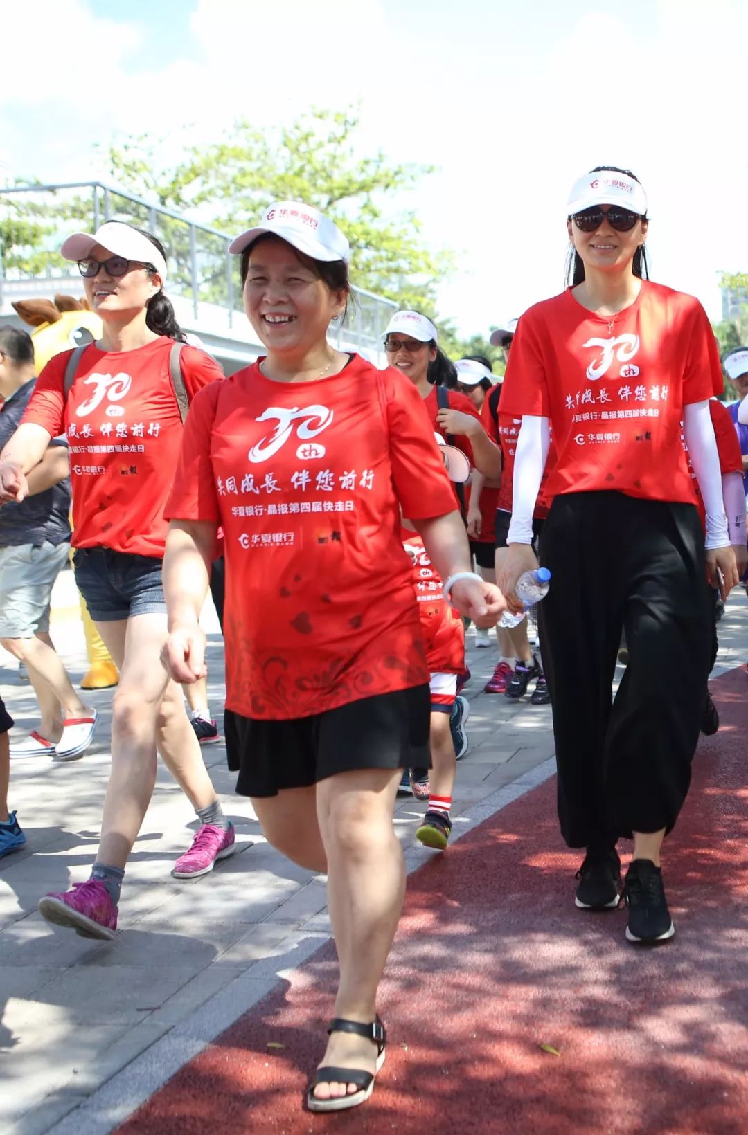 艳阳下与妈妈同行,那是一个长情的告白～|快走|华夏银行|晶报_新浪