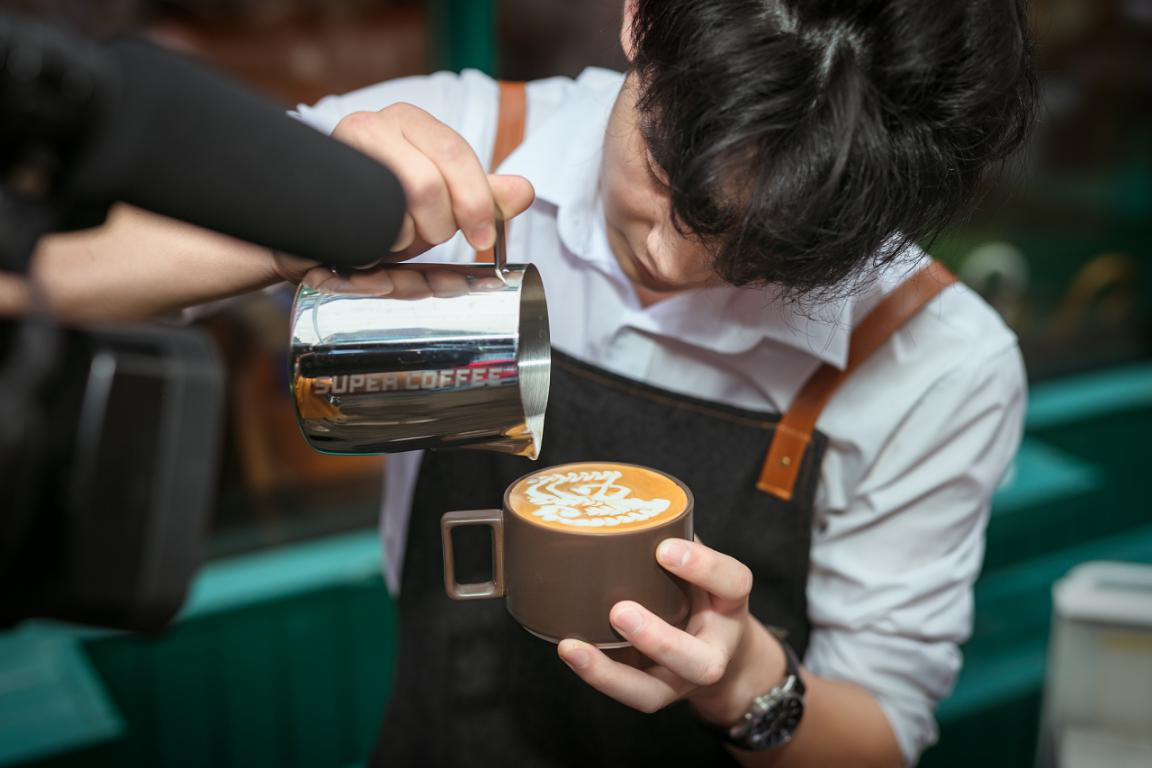 咖啡师郭顺超现场表演并教学咖啡拉花艺术