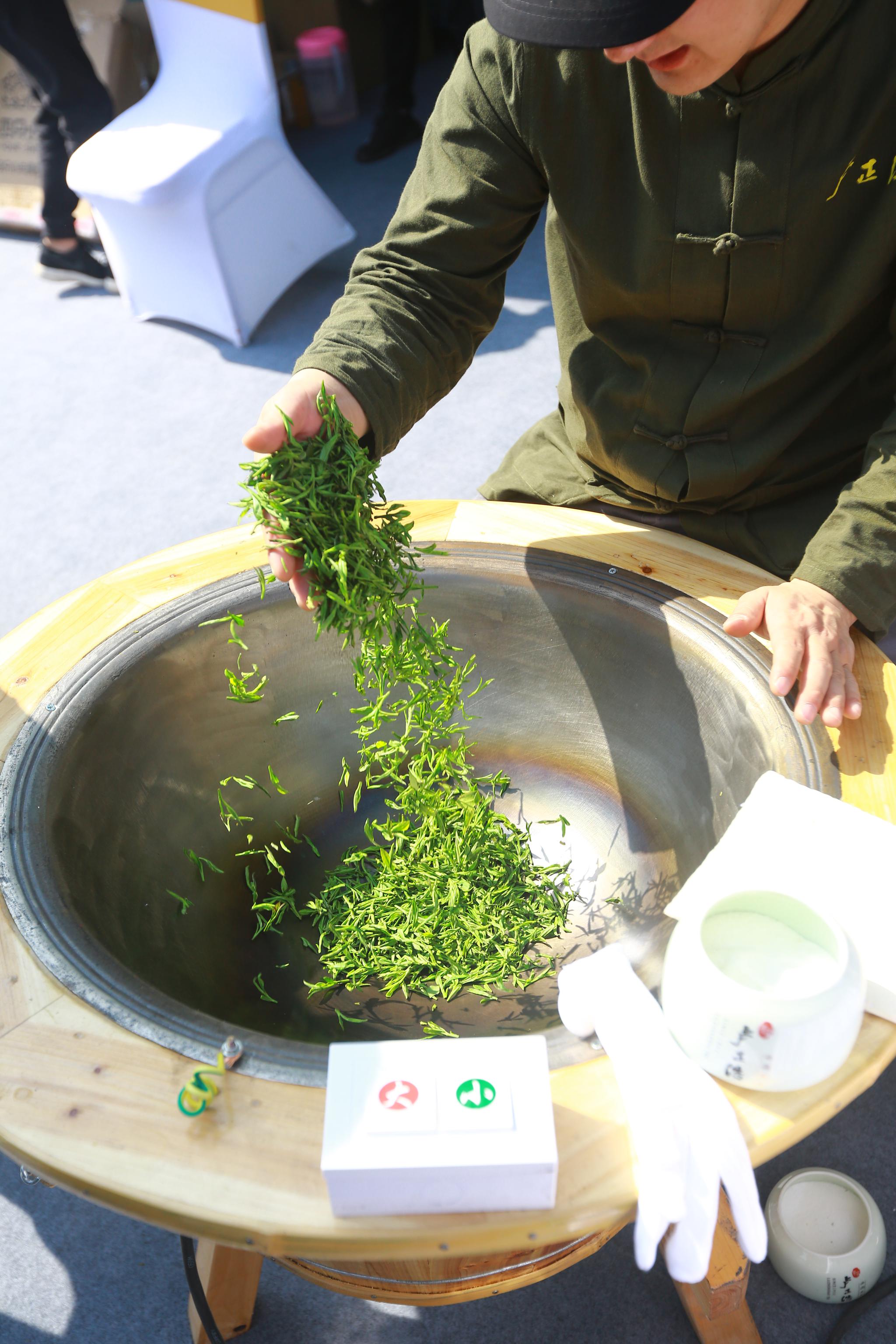 先看看这双炒了52年茶的手