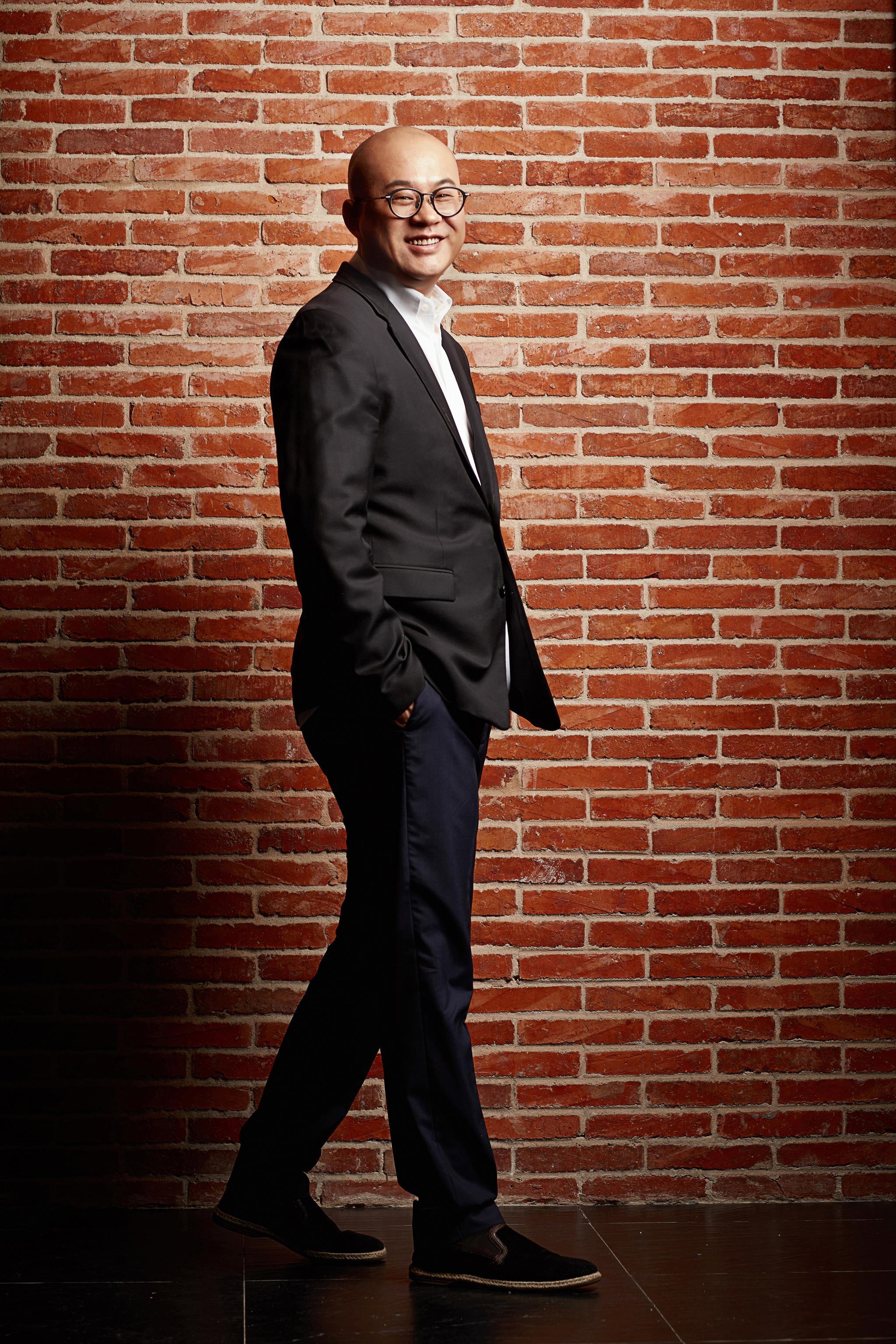 耶律胤手机放一边安心陪伴家人