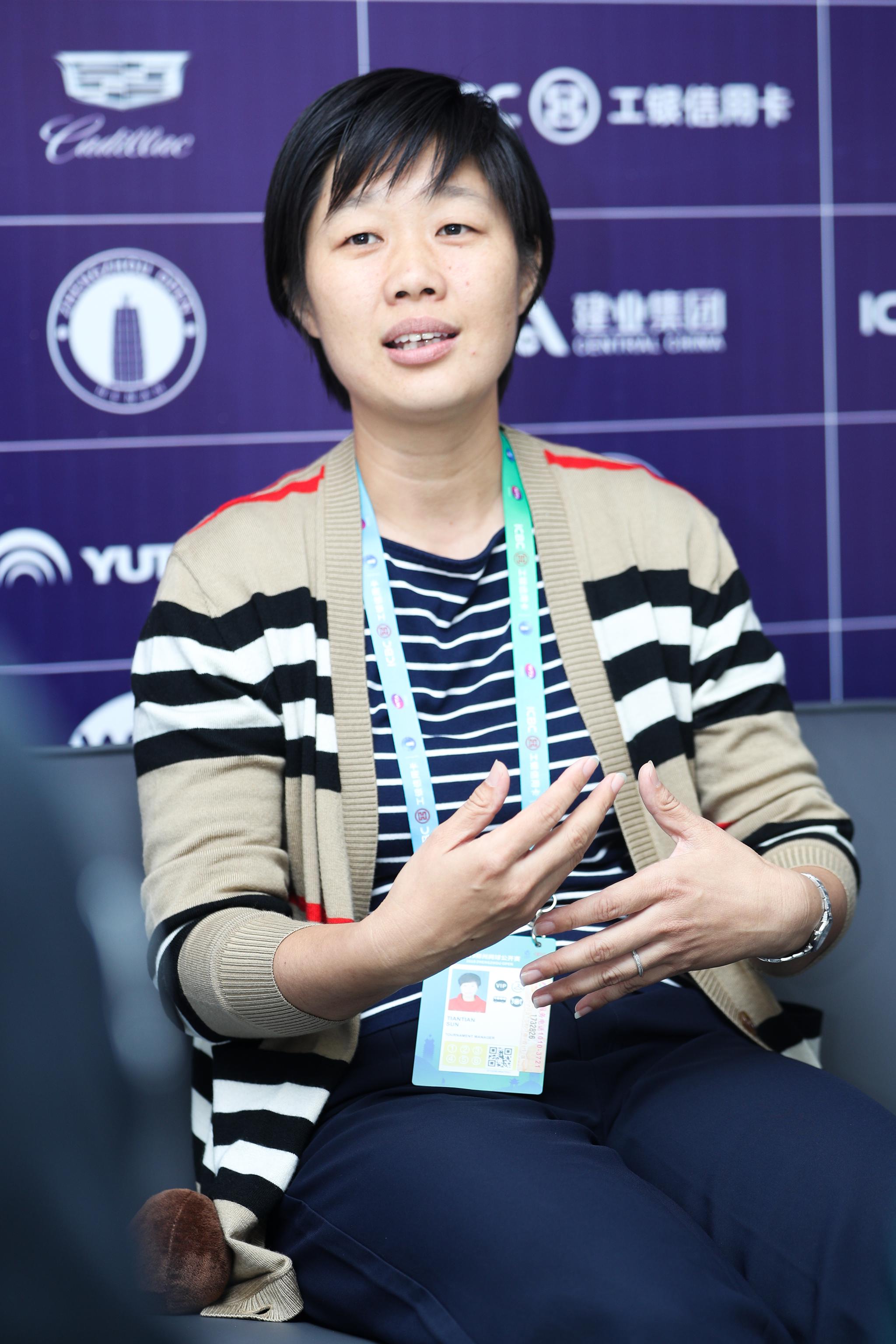 孙甜甜变身"服务员",办赛期间晚上12点前不回家|孙甜甜|郑洁_新浪新闻