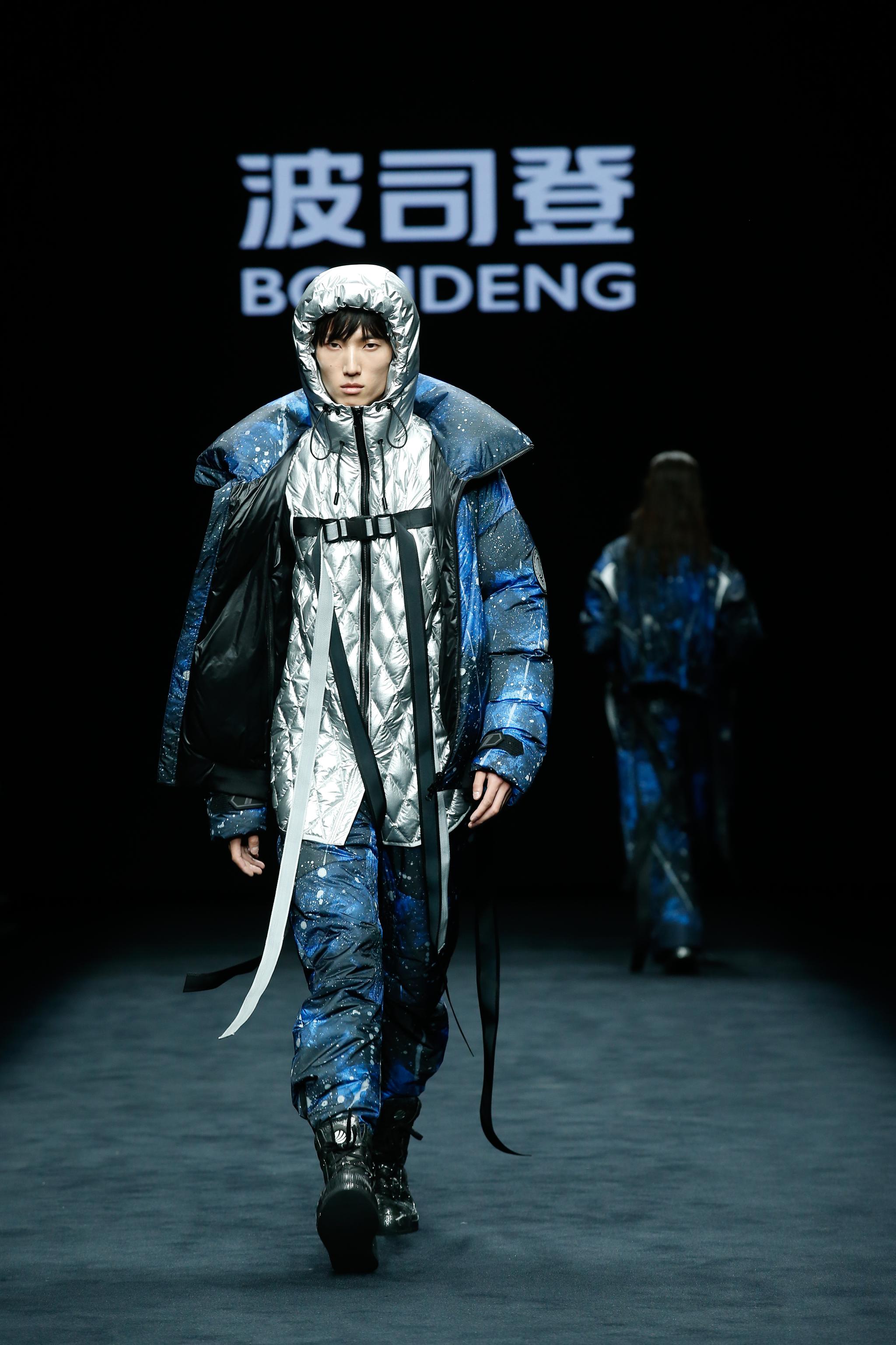 妮可基德曼助阵米兰时装周上的星空羽绒服有点潮