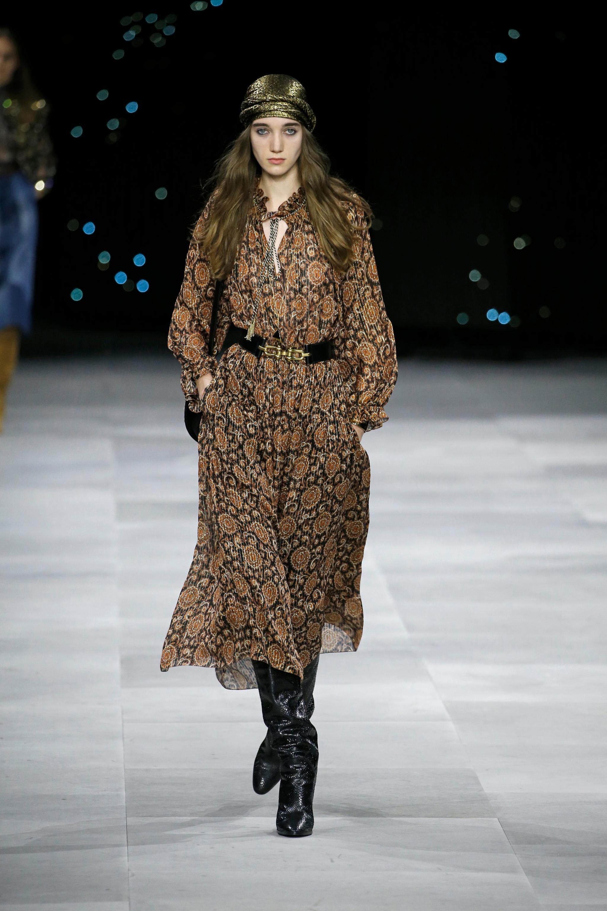 9月27日,在法国巴黎时装周上,模特展示celine品牌2020春夏新品成. .