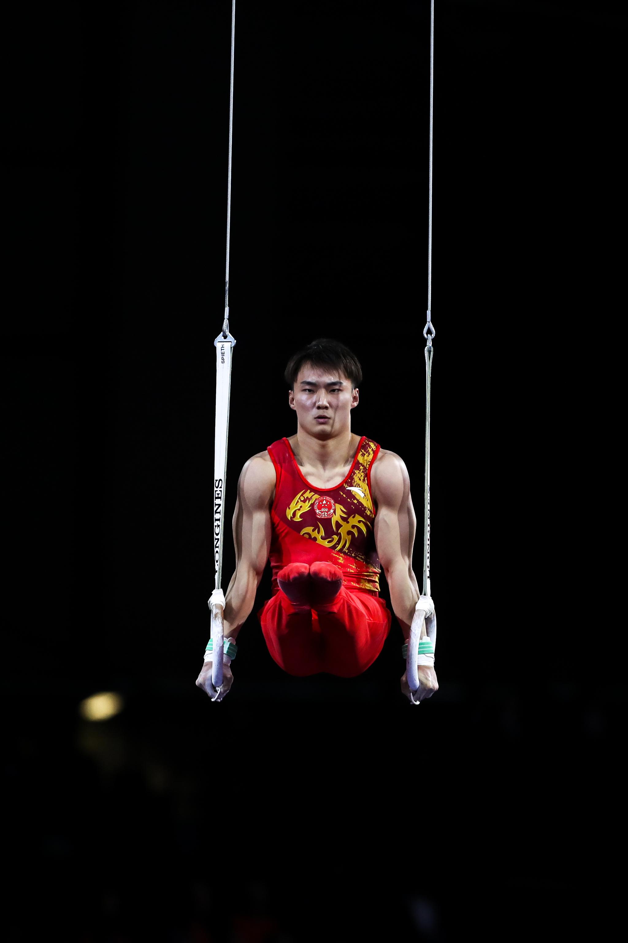 新华社记者 张铖 摄↑10月8日,中国队选手肖若腾在自由体操比赛中.