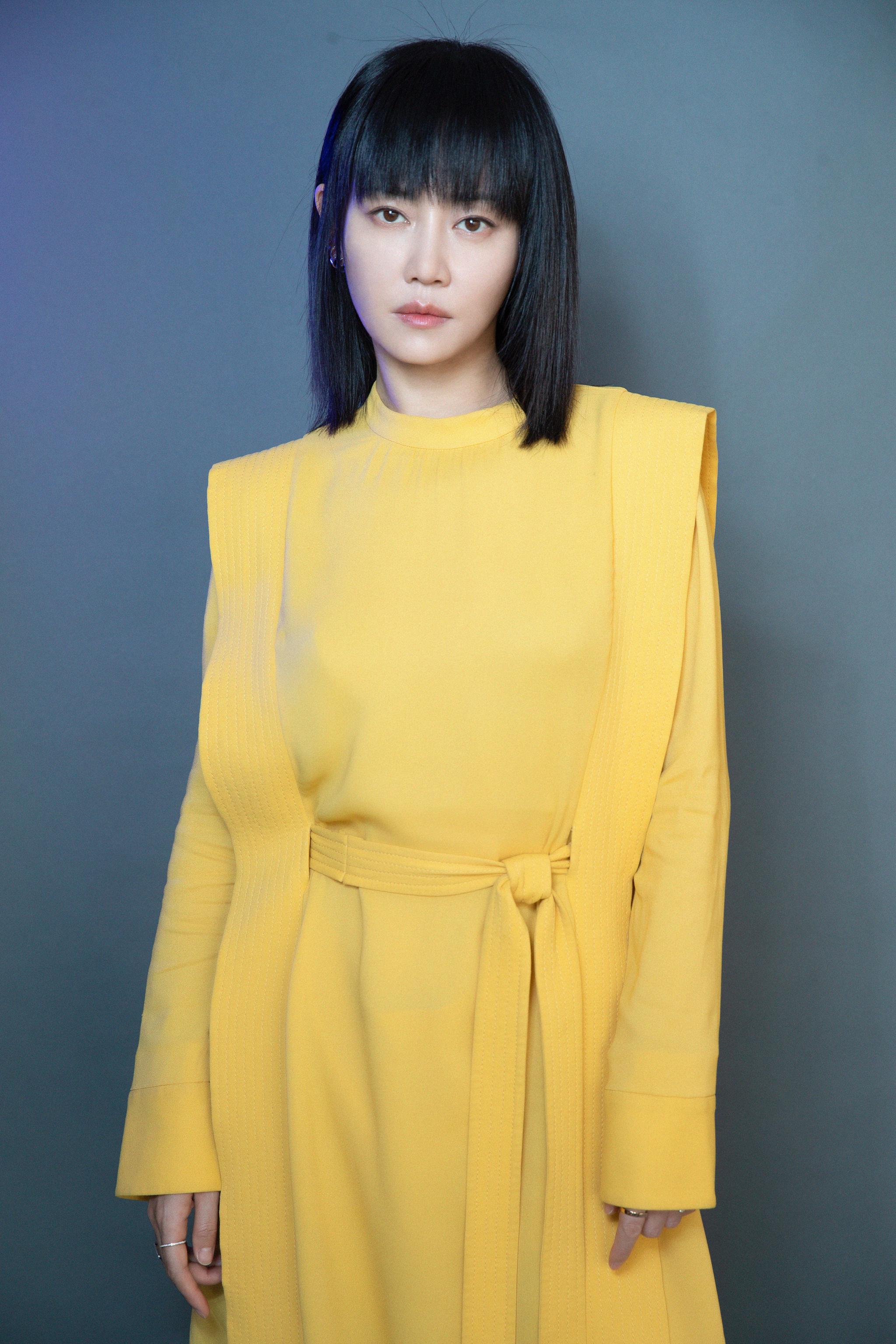 他饰演一个公关行业里特别厉害的专家,我饰演一个精英律师