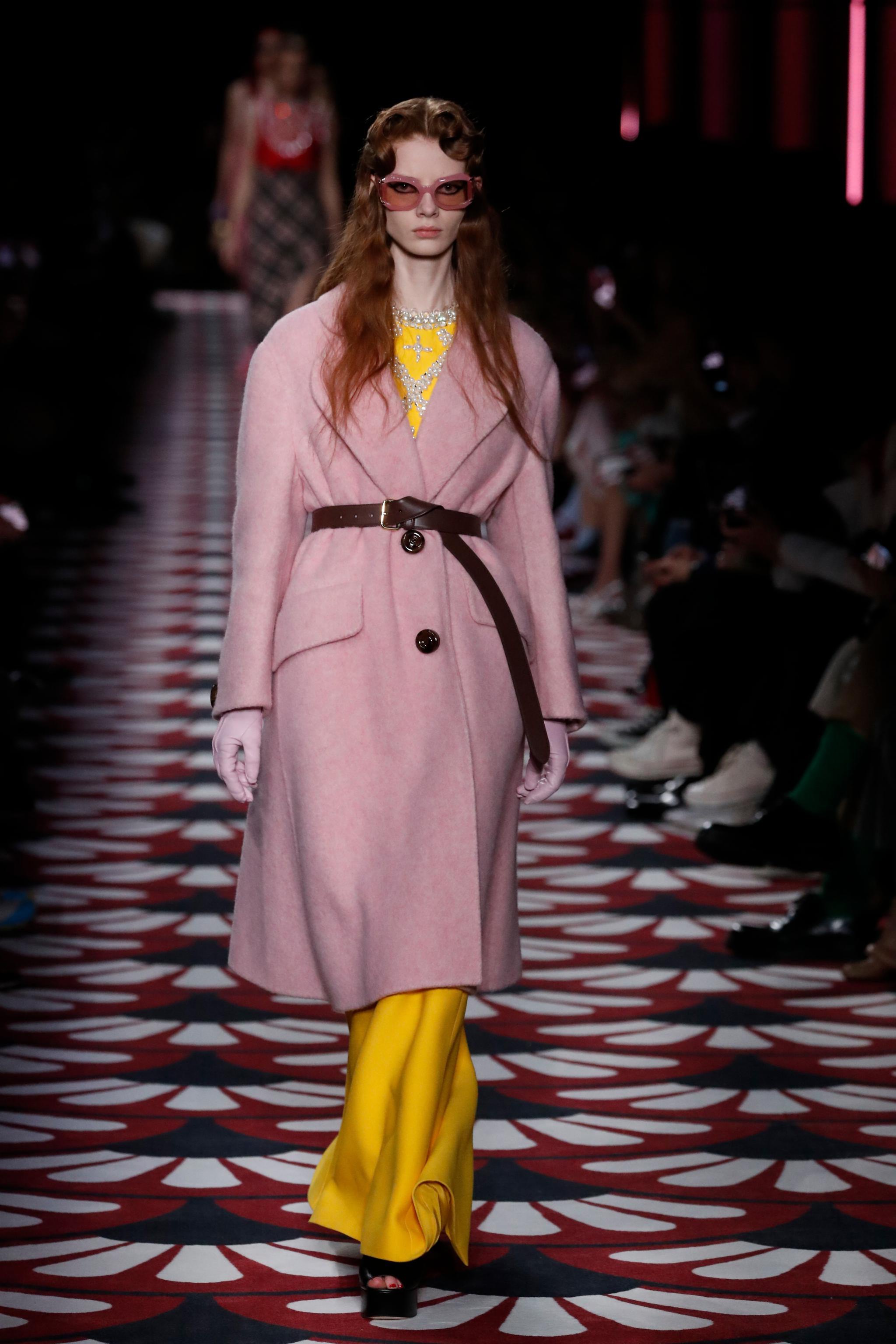 3月3日,模特在法国巴黎时装周上展示缪缪品牌2020-2021秋冬新品陈衣