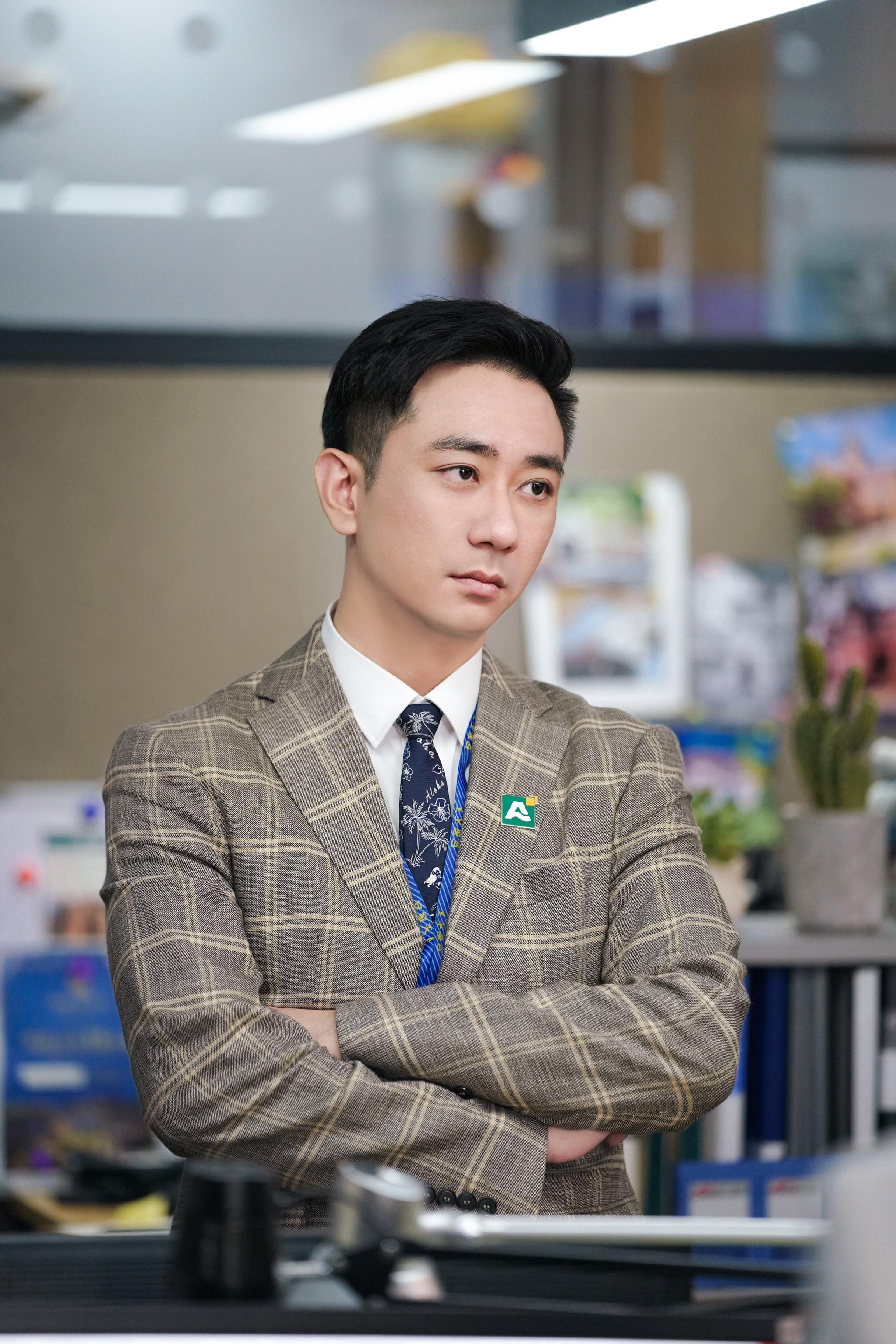 家》中,许久未见的王自健饰演了一个专门主攻阔太太的房产中介王子健