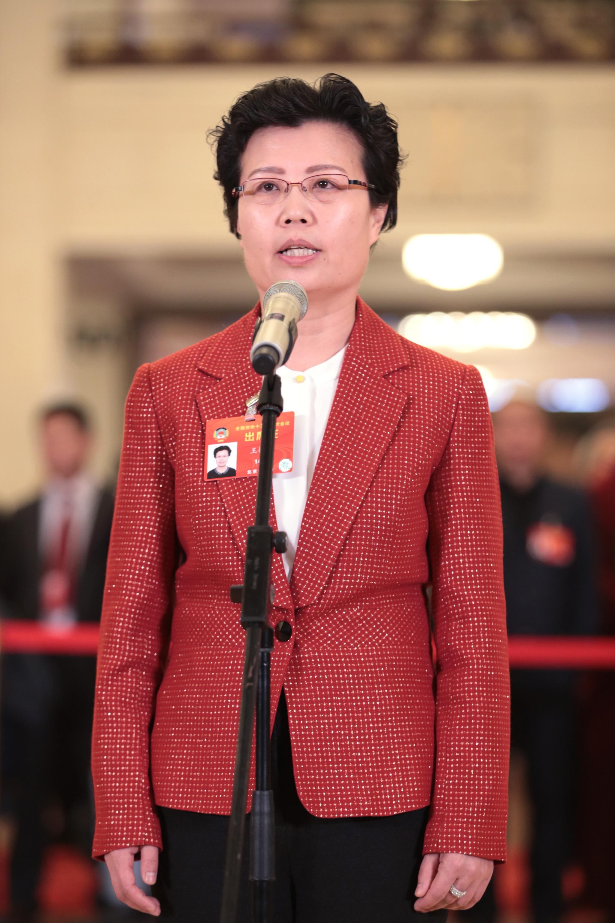 正文    资料图:2019年3月9日,全国政协委员王艳霞在"委员通道"接受
