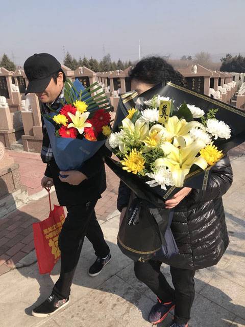 哈尔滨双休日12万人扫墓 同比少两成 鲜花黄丝带祭扫渐成主流|殡葬|黄