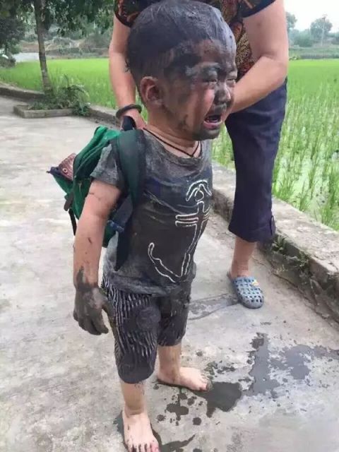 孩子放学后到处玩耍,脏兮兮的回家,看把他哭成什么样子了