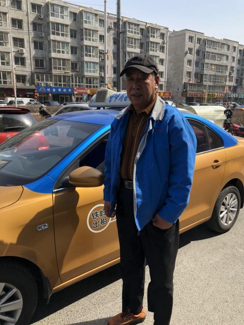 于广宁是一位老牌"的哥",开出租车有20几年了.