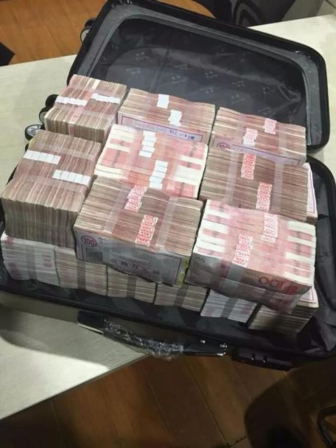 小情侣酒吧谈分手不欢而散竟扔下一箱200万元分手费走了