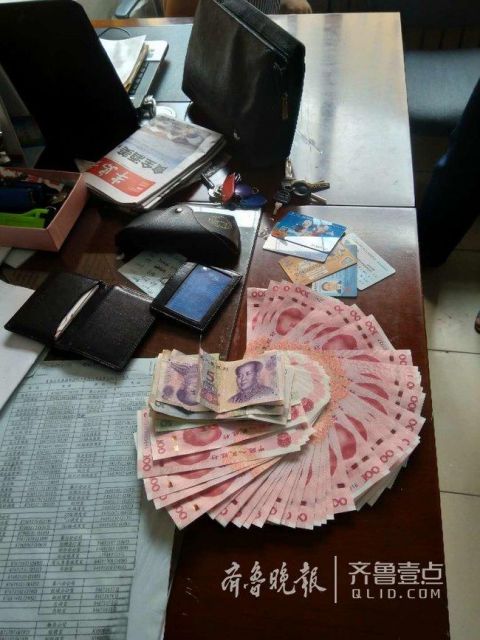 过节"哈"大了,男子醉卧公交险丢 5000元现金