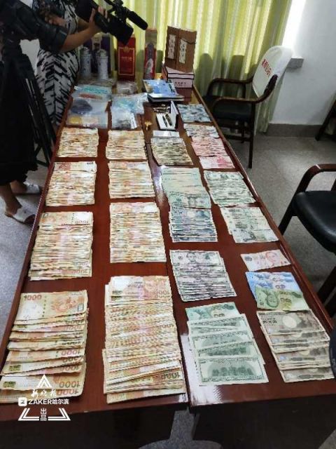 俩男子盗窃别墅,进屋地上铺满钱,高达70万