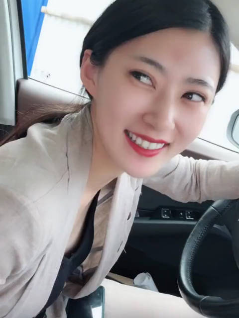 像不像摘了牙套的学院派女神?