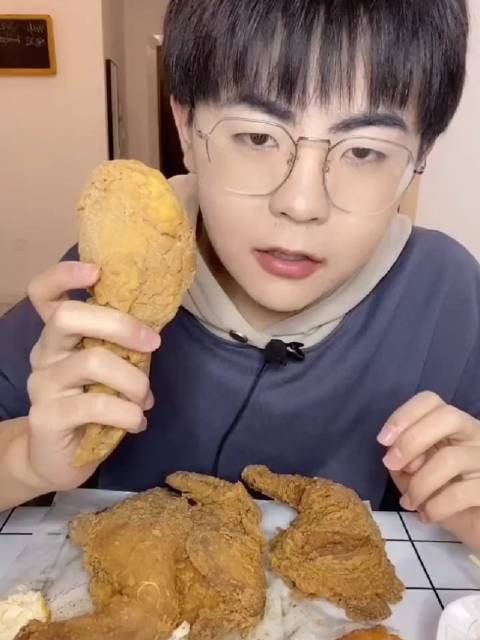 三斤吃不饱: 鸡翅包饭吃播 入冬以来你胖了多少