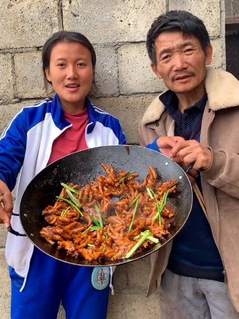 云南淋可可:和爸爸吃鸡爪