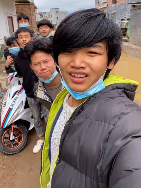 农村79扛把子潇潇洒洒花样宅家挑战炫技宅