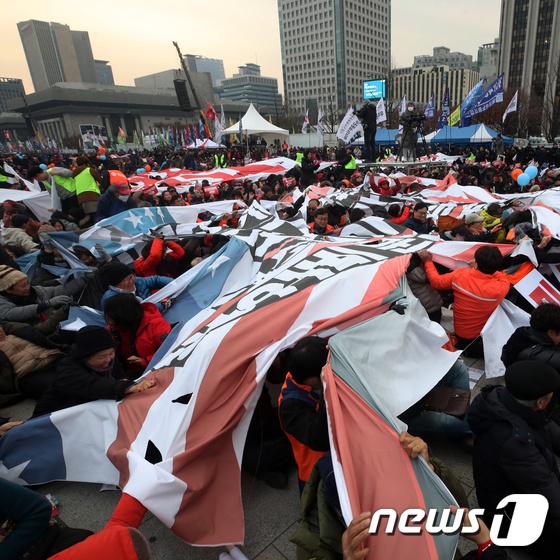  11月30日，韩国民众在首尔当街撕毁星条旗（news 1）