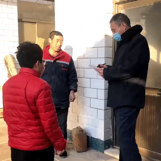 齐入强和李新宇在抗疫一线工作。实习记者李珊珊 制图