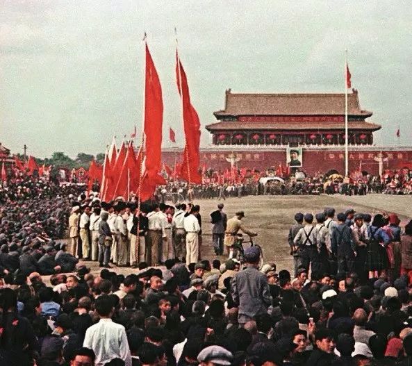 30张肖像照里的时代故事",通过1949年至1978年首都照相馆里的肖像照片