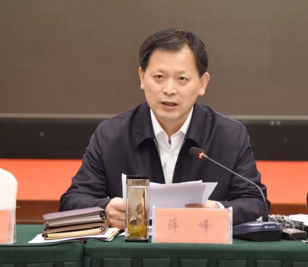 沂水县委书记薛峰在介绍殡葬全免费改革.