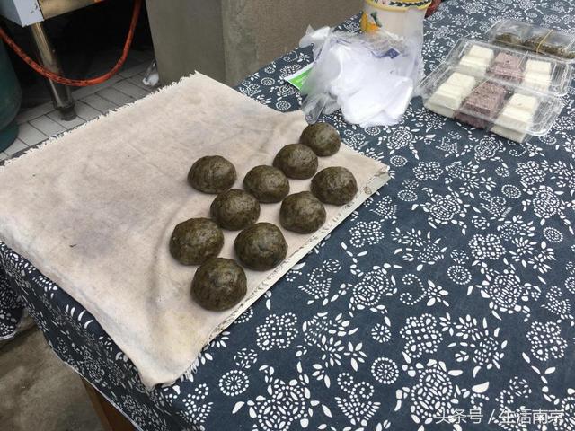 老街特产青团.站在老街上望城楼.