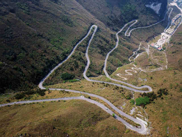 这是4月2日在广西大化瑶族自治县七百弄乡拍摄的"八里九弯"盘山路