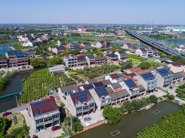 德清(浙江),2018年4月7日浙江德清:乡村屋顶光伏助力村民增收德清县