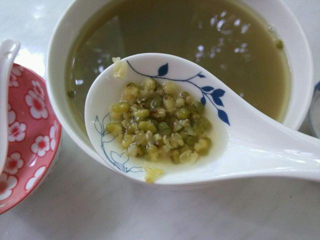 綠豆當中還含有豐富的膳食纖維, 每百克綠豆中的膳食纖維含量是大米中