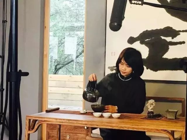 李曙韵世界茶文化领域知名人士,"人澹如菊茶书院"创办者,"茶家十职"