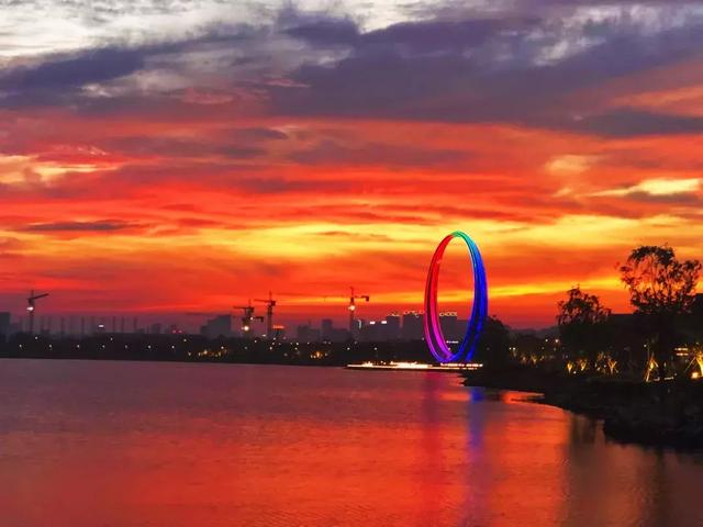 夕阳下的荣成樱花湖美得让人怦然心动