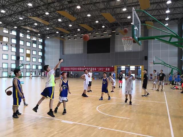 在江宁开发区小学的体育馆里,上演了一场少年组"3对3"篮球对决,球鞋与