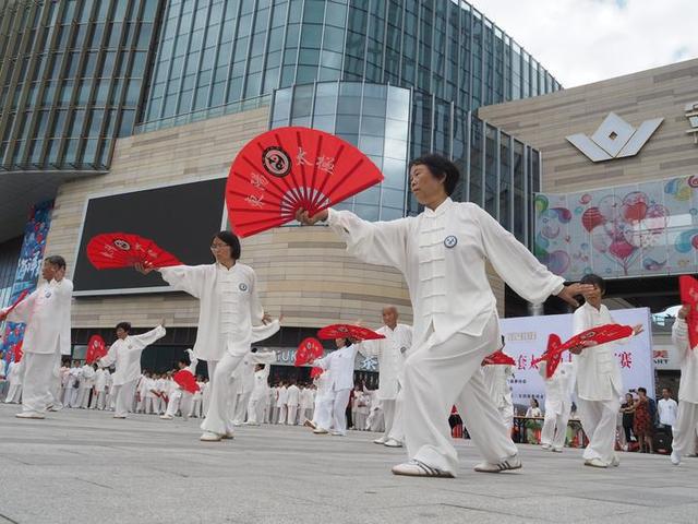 8月19日,"金宝街杯"2018东阳市第一套太极功夫扇表演赛在东阳银泰城