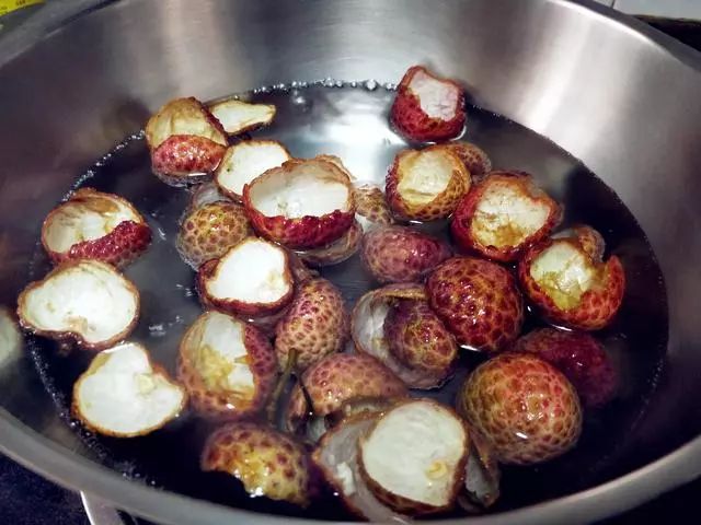 吃完荔枝别忙扔壳,放水里煮一煮,神奇妙用帮你解决多年困扰!