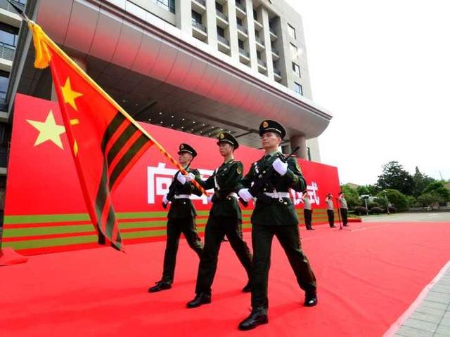 武警金华支队举行退役老兵"向军旗告别"仪式