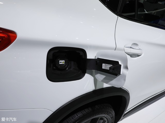 宋dm的充电口位于右侧后翼子板处.