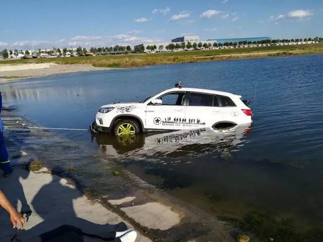 在被困者遗体被打捞上岸后,到下午4时许,落水车辆也从水下被拖拽出来.