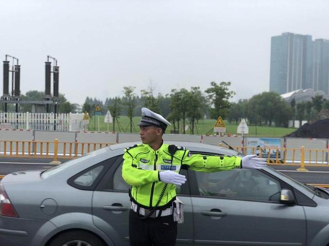 我是微电动四轮车就是接送孩子上学放学，现在交警在查扣这样电动车，请问交警有权扣车吗？