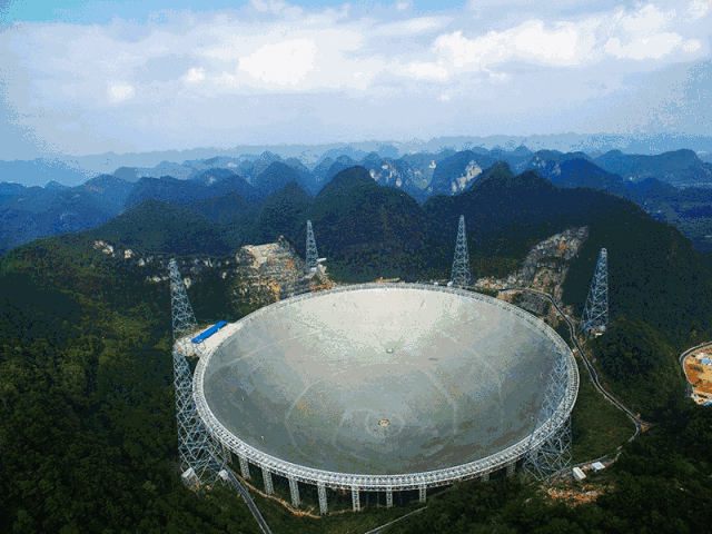 中华世纪坛南广场简介:由100多位摄影师的200余幅作品组成,以航拍为主