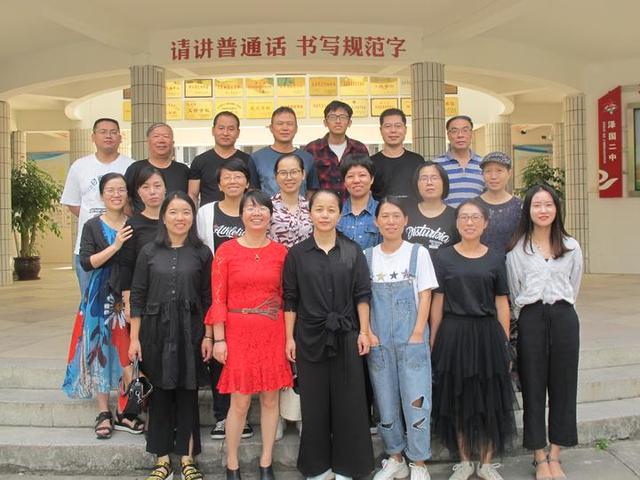 走进泽国二中数学老师的办公室,桌子上摆满了一堆堆专业书籍,里面夹杂