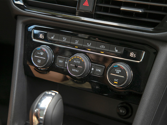 空调操控面板上,新车沿用了大众的经典三旋钮设计,没有任何的上手难度