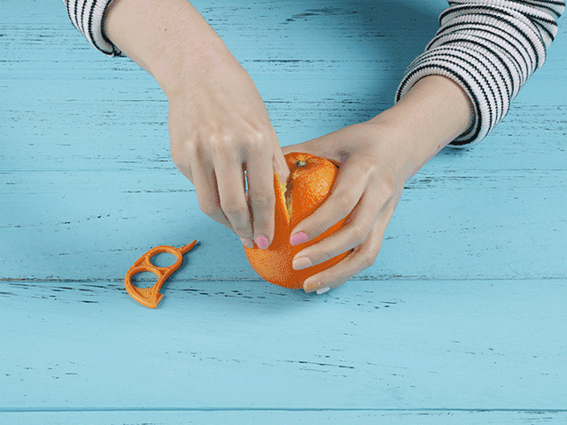 沿着开口顺势剥开橙子皮只要3步,一颗完整的去皮橙子就诞生啦~切橙子