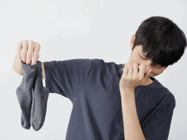 其实,不妨在每天换上干净袜子时,就先喷一喷,这样在人前脱鞋也不会