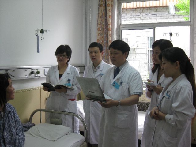 中国医学科学院肿瘤医院徐兵河教授（右三）、马飞教授（右四）携治疗团队在病房查问病人康复情况。