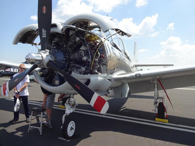 在涡轮发动机出现之前,绝大多数大型飞机的发动机都采用星型设计.